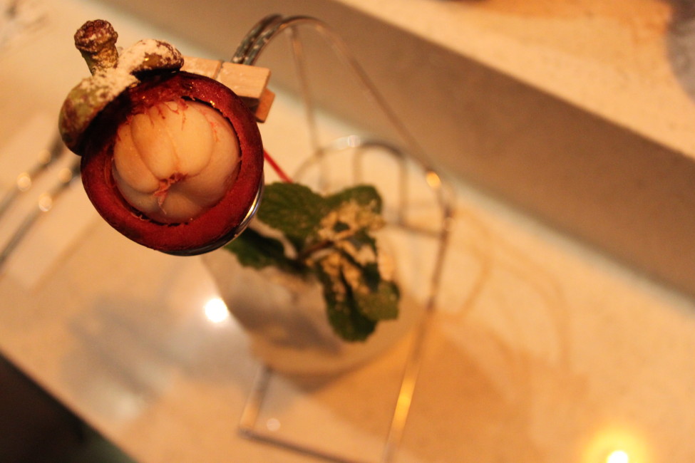 Gin-based-cocktail-with-mangosteen