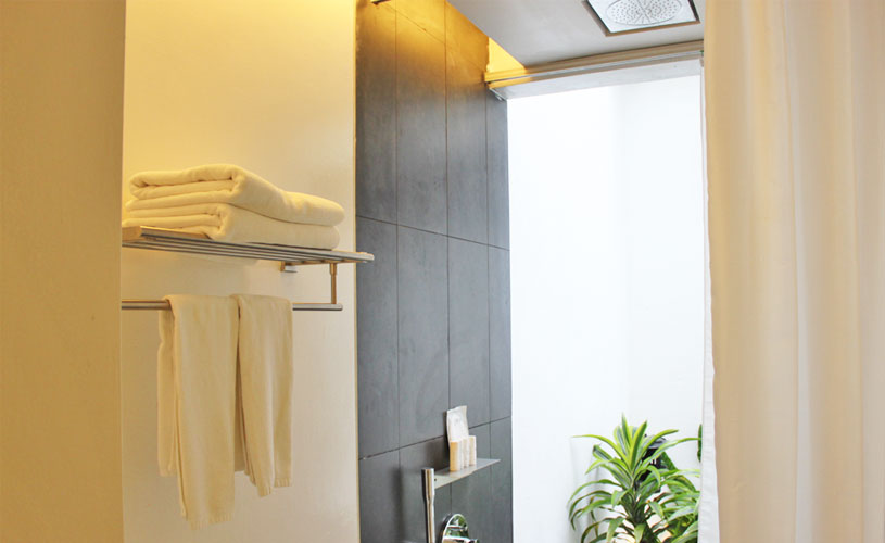 staycation-for-couples-lloyds-inn-singapore-bathroom