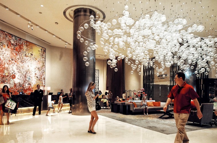 fairmont-singapore-at-city-hall-personlised-luxury-in-the-lion-city-glassballs