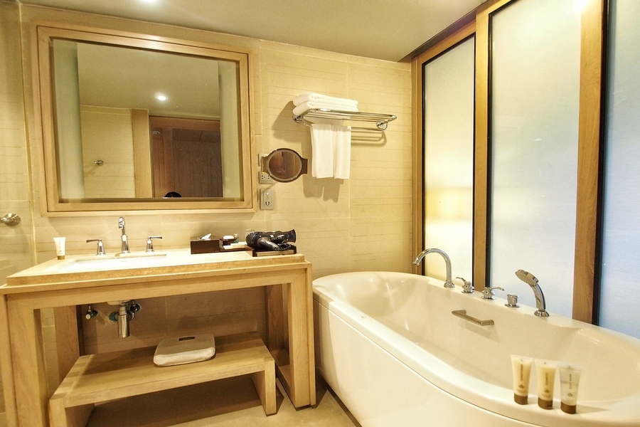  dusit-thani-krabi-resort-krabi-beach-hotel-pristine-white-sand-club-room-bathtub.jpg