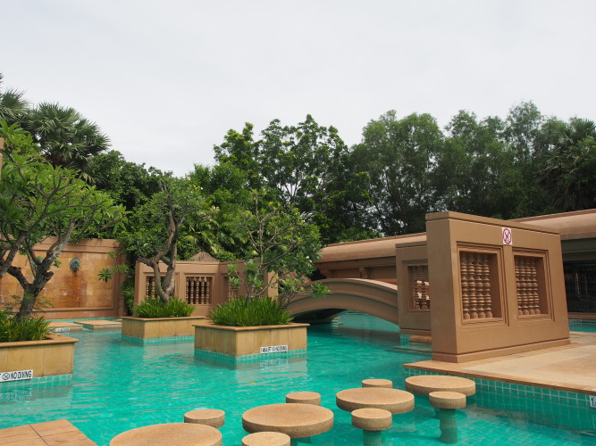 le-meridien-angkor-its-lush-green-and-packed-with-cambodian-style-pool.JPG