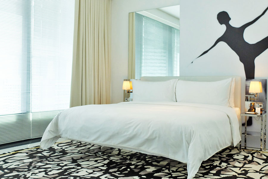 jw-marriott-singapore-beach-road-room-amenities-queen-bed