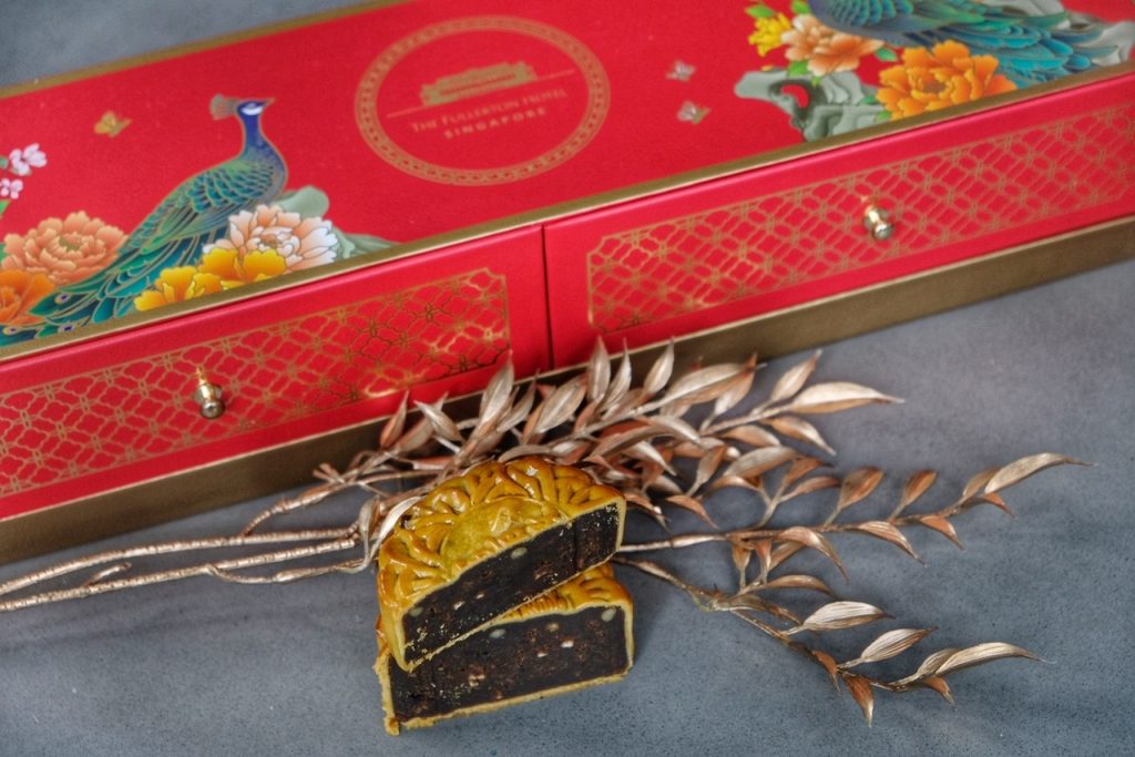 Hongyu Black Tea Lotus Seed Paste with Pomelo, Red Date and Pine Nut Baked Mooncake 